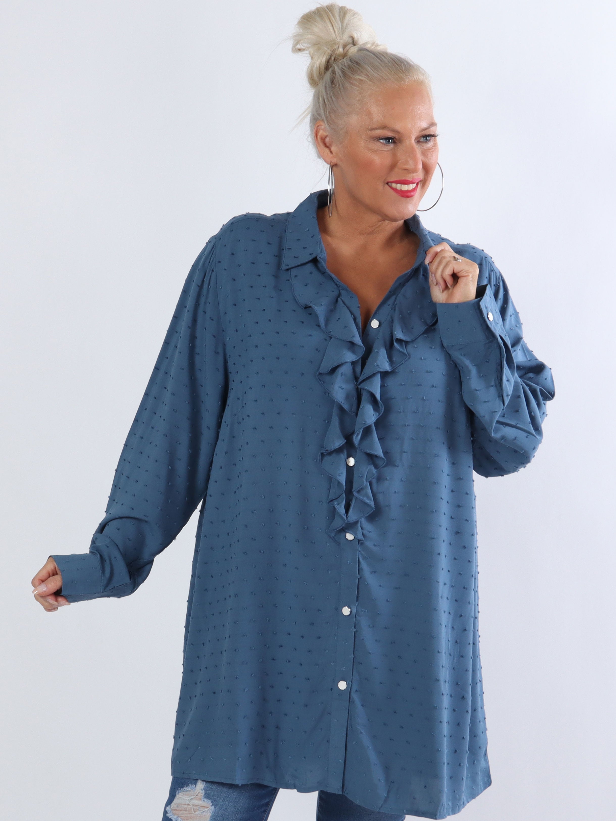 Zandra - Plus size skjorte med flæse og prikket detaljer